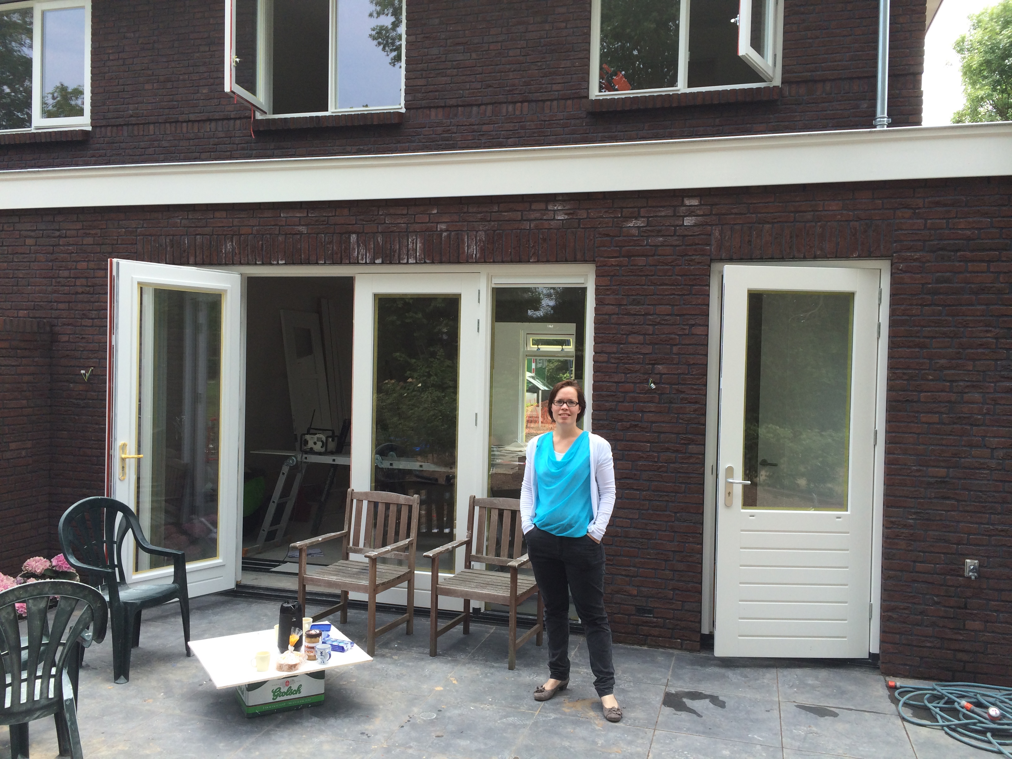 Ank Elzebroek voor haar nieuw gebouwde woning